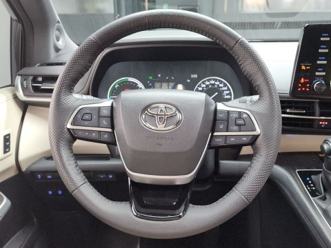 2023 Toyota Sienna с пробегом 49 958 км