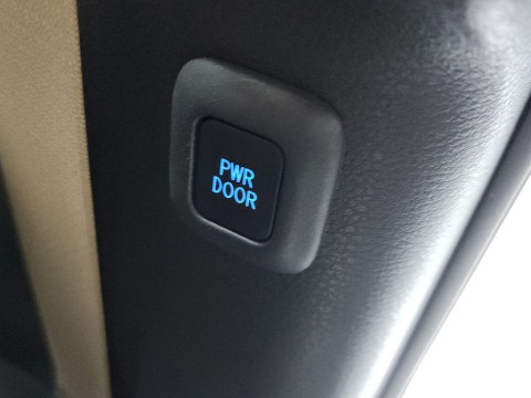 2023 Toyota Sienna с пробегом 49 958 км