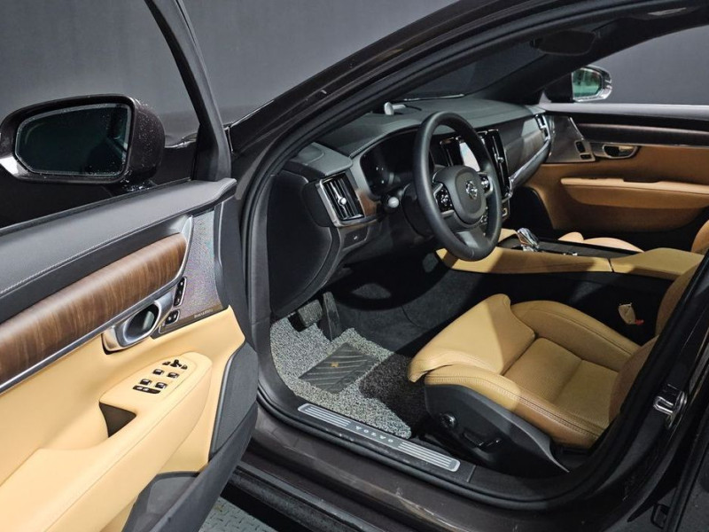 2023 Volvo S90 с пробегом 32 370 км