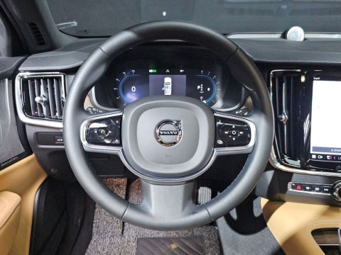 2023 Volvo S90 с пробегом 32 370 км