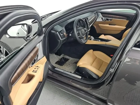 2022 Volvo S90 с пробегом 41 806 км