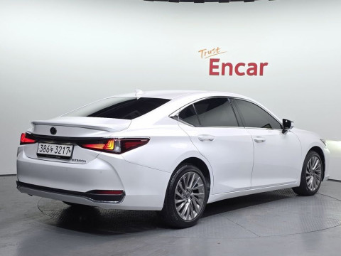 2022 Lexus ES с пробегом 57 289 км