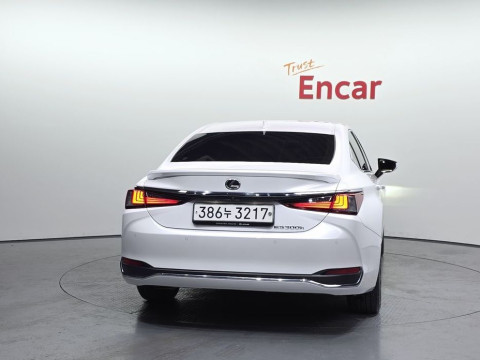 2022 Lexus ES с пробегом 57 289 км