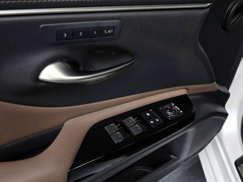 2022 Lexus ES с пробегом 57 289 км