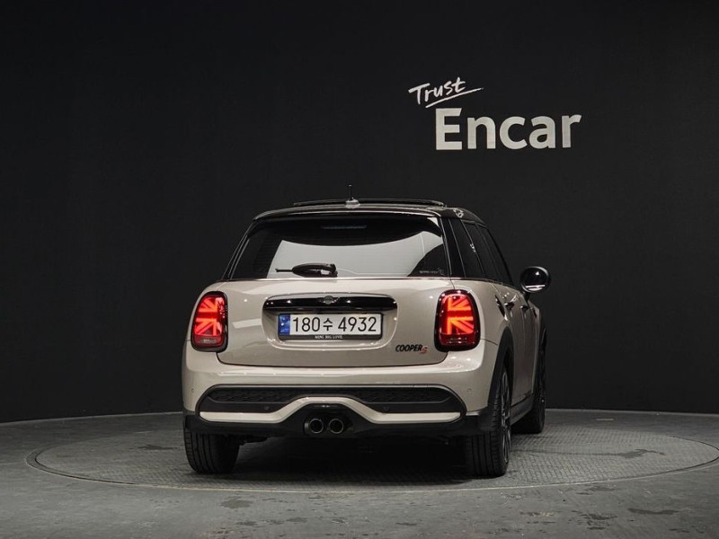 2023 Mini  с пробегом 9 902 км