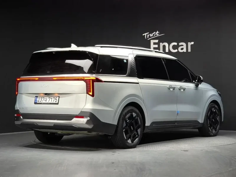 2023 Kia Carnival с пробегом 12 983 км