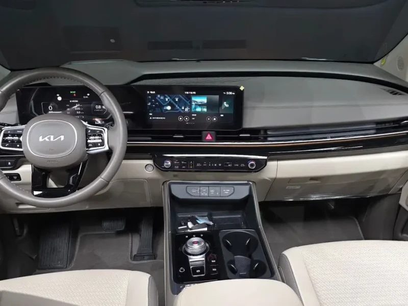 2023 Kia Carnival с пробегом 12 983 км