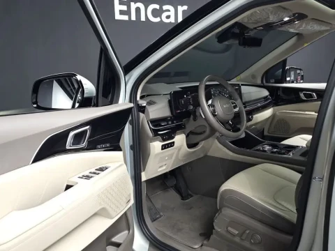 2023 Kia Carnival с пробегом 12 983 км