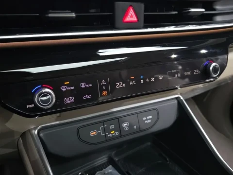 2023 Kia Carnival с пробегом 12 983 км