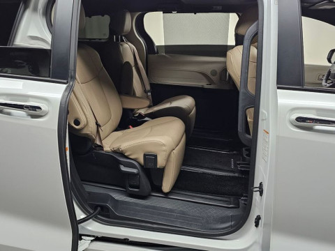2023 Toyota Sienna с пробегом 12 710 км