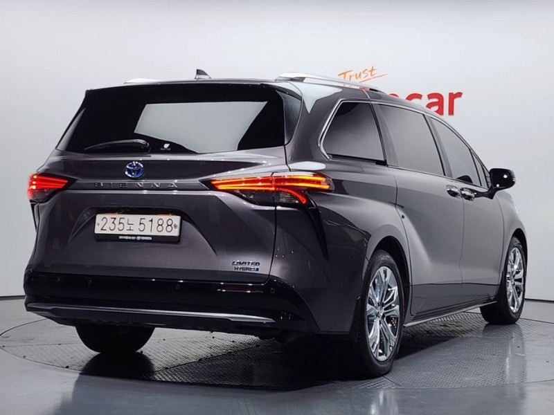 2023 Toyota Sienna с пробегом 49 958 км