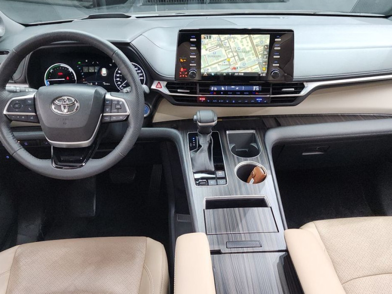 2023 Toyota Sienna с пробегом 49 958 км