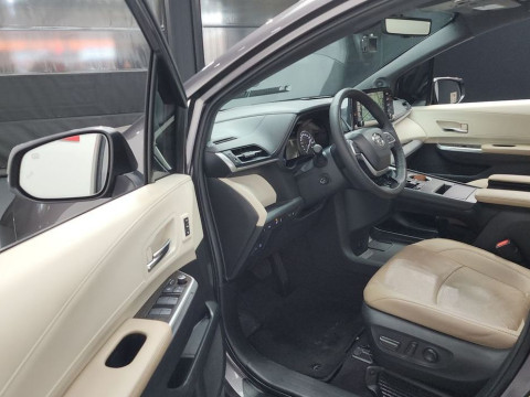 2023 Toyota Sienna с пробегом 49 958 км