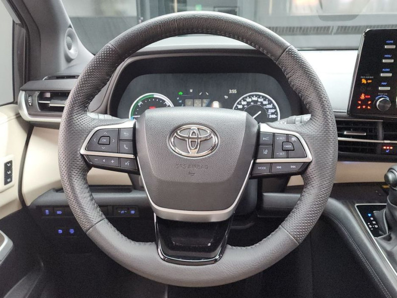 2023 Toyota Sienna с пробегом 49 958 км
