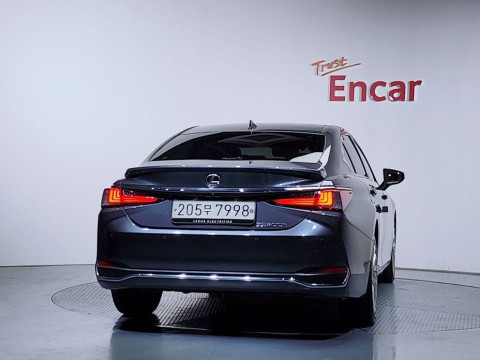 2023 Lexus ES с пробегом 65 670 км