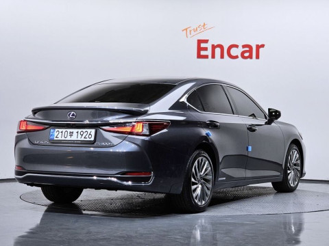 2022 Lexus ES с пробегом 22 696 км