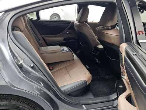 2022 Lexus ES с пробегом 22 696 км