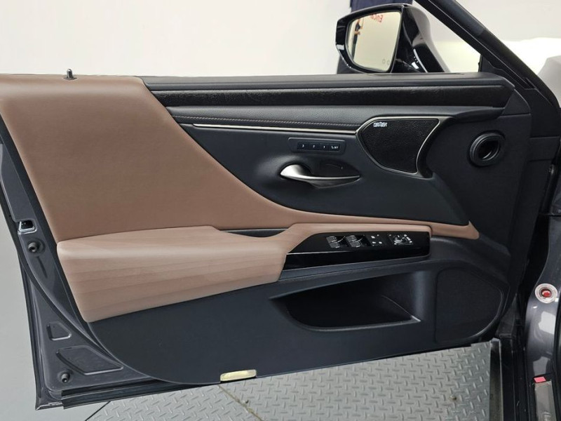 2022 Lexus ES с пробегом 22 696 км