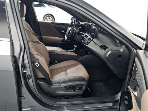 2022 Lexus ES с пробегом 22 696 км