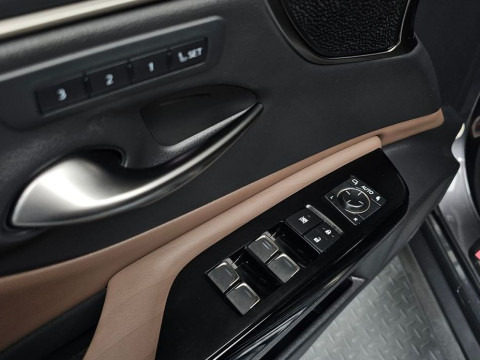 2022 Lexus ES с пробегом 22 696 км