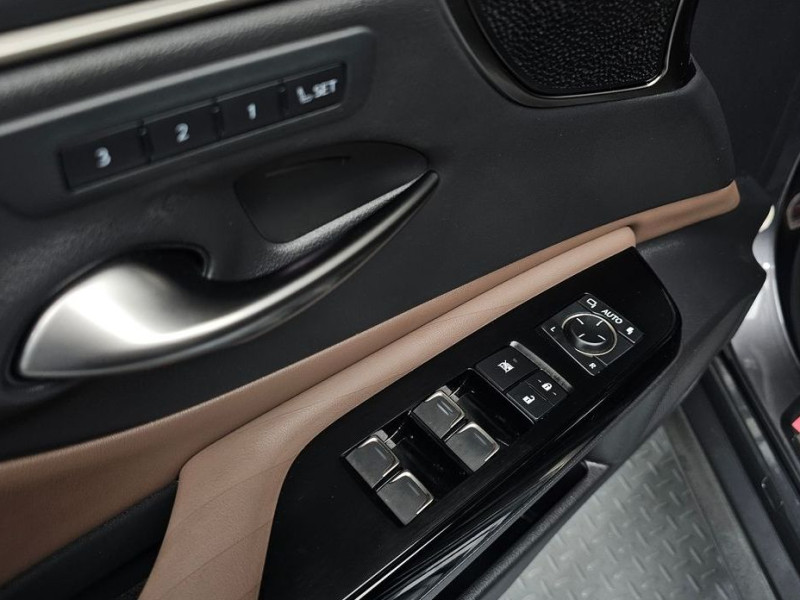 2022 Lexus ES с пробегом 22 696 км