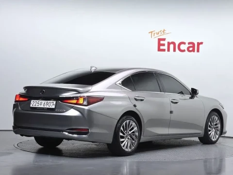 2023 Lexus ES с пробегом 50 154 км