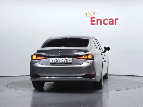 2023 Lexus ES с пробегом 50 154 км