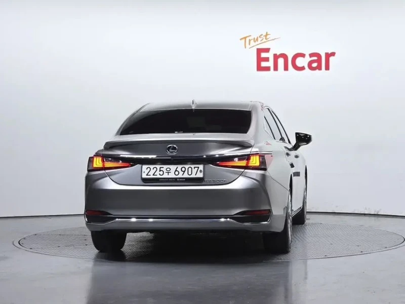 2023 Lexus ES с пробегом 50 154 км