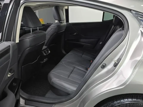 2023 Lexus ES с пробегом 50 154 км